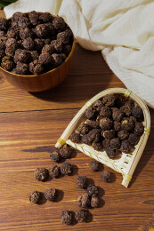 木纹桌上放着余甘果干