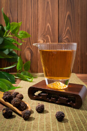 木纹桌上放着余甘果干