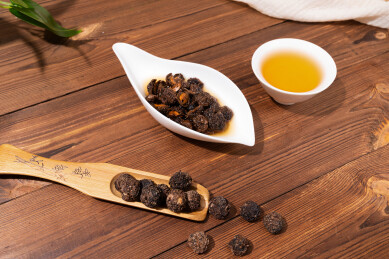 木纹桌上放着余甘果干