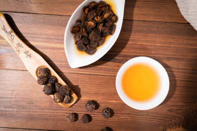 木纹桌上放着余甘果干