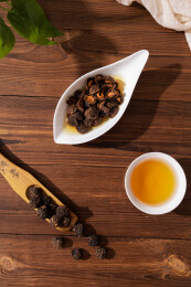 木纹桌上放着余甘果干