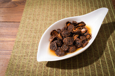 木纹桌上放着余甘果干