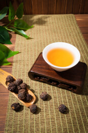 木纹桌上放着余甘果干