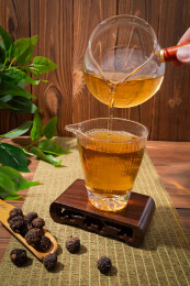 木纹桌上放着余甘果干