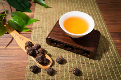 木纹桌上放着余甘果干