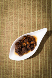 木纹桌上放着余甘果干