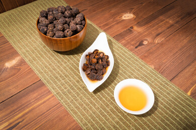 木纹桌上放着余甘果干