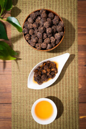 木纹桌上放着余甘果干