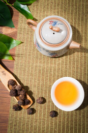 木纹桌上放着余甘果干