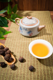 木纹桌上放着余甘果干