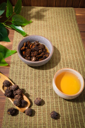 木纹桌上放着余甘果干