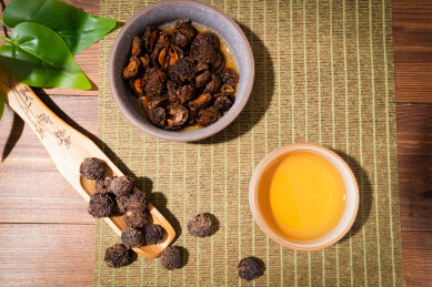 木纹桌上放着余甘果干