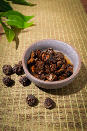 木纹桌上放着余甘果干