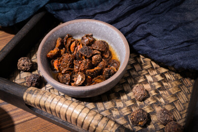 木纹桌上放着余甘果干