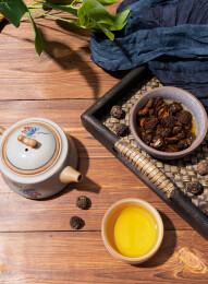 木纹桌上放着余甘果干