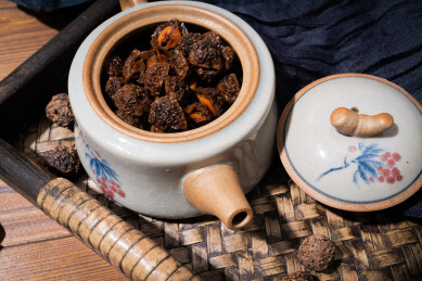 木纹桌上放着余甘果干