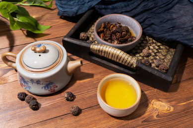 木纹桌上放着余甘果干