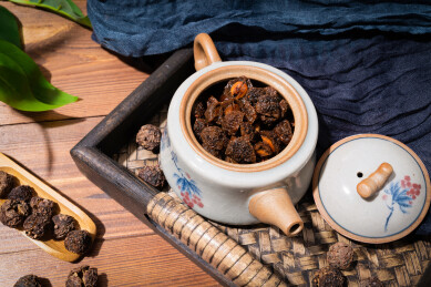 木纹桌上放着余甘果干