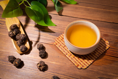 木纹桌上放着余甘果干