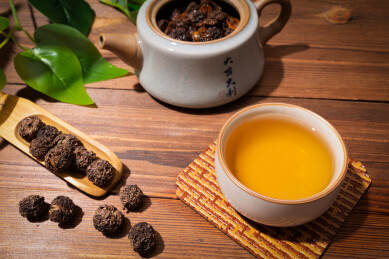 木纹桌上放着余甘果干