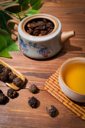 木纹桌上放着余甘果干