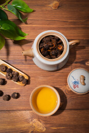 木纹桌上放着余甘果干