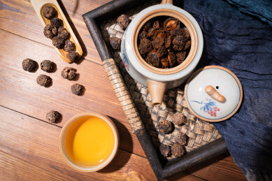 木纹桌上放着余甘果干