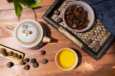 木纹桌上放着余甘果干