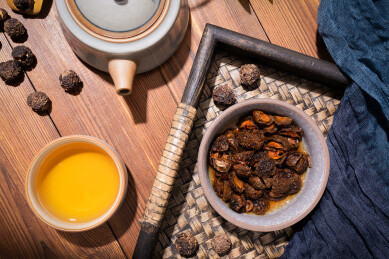 木纹桌上放着余甘果干