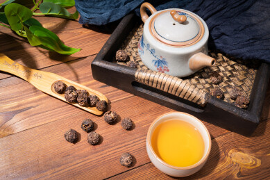 木纹桌上放着余甘果干