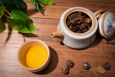 木纹桌上放着余甘果干