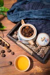 木纹桌上放着余甘果干