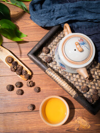 木纹桌上放着余甘果干