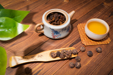 木纹桌上放着余甘果干