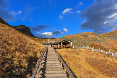 长白山天池西坡的秋天的风景