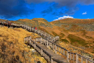 长白山天池西坡的秋天的风景