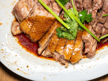白色陶瓷餐盘里的卤水鹅肉