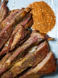 餐盘里的烤羊排