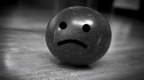 木地板上皱着眉头悲伤黑球