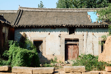 中国农村空心村庄中废弃的老宅院