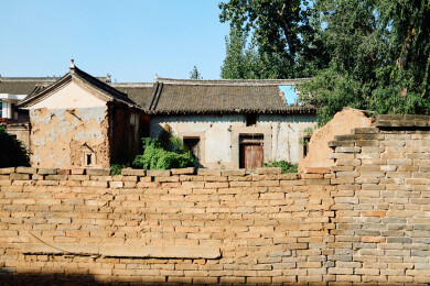 中国农村空心村庄中废弃的老宅院