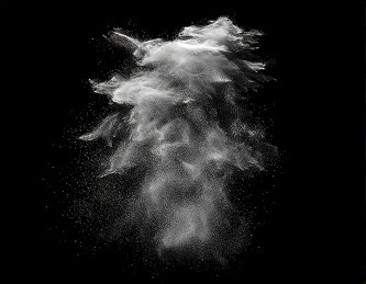 黑色背景下的彩色粉末特写镜头