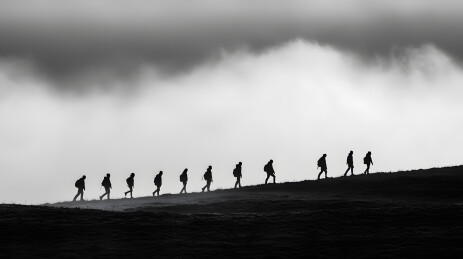 徒步者在崎岖道路上攀登剪影