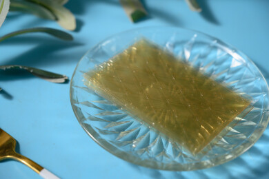 桌面上的盘子里的干爽通透的吉利丁