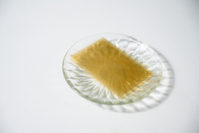 桌面上的盘子里的干爽通透的吉利丁