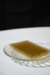 桌面上的盘子里的干爽通透的吉利丁