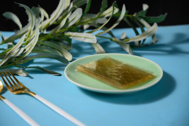 桌面上的盘子里的干爽通透的吉利丁