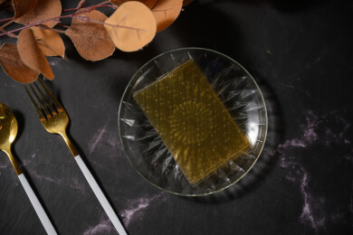 桌面上的盘子里的干爽通透的吉利丁