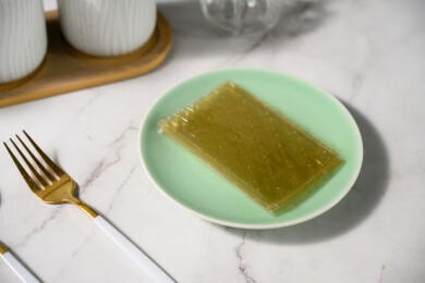 桌面上的盘子里的干爽通透的吉利丁