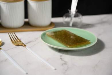 桌面上的盘子里的干爽通透的吉利丁